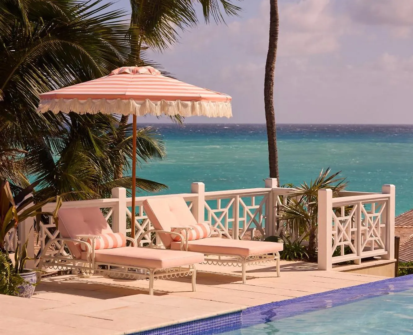 Coral Sands Inn & Cottages location